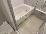 アーバネックス住吉 白を基調とした清潔感のあるバスルーム全景