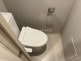 アーバネックス住吉 温白色照明の落ち着いた印象のトイレ室内