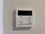 アーバネックス住吉 壁に取り付けられたリンナイ製の給湯器コントローラー