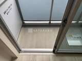 アーバネックス住吉 明るい採光が入るバルコニーと木調床材の様子