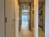 アーバネックス住吉 明るい採光が入る廊下から見た居住空間への動線