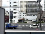 アーバネックス住吉 前面道路から見た建物周辺の街並みと交差点の様子
