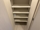 アーバネックス住吉 複数の棚を備えた明るい印象の収納スペース