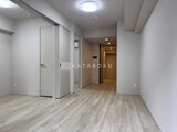 アーバネックス住吉 白を基調とした明るいリビングダイニングと廊下への開放的な空間