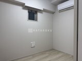 アーバネックス住吉 高い窓と小窓を備えた明るい洋室の空間