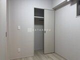 アーバネックス住吉 開き戸タイプのクローゼットが設置されたシンプルな洋室