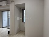 アーバネックス住吉 明るい採光の玄関から居室へ続く廊下空間