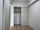 アーバネックス住吉 開放的なクローゼットを備えた落ち着いた印象の洋室