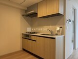 アーバネックス住吉 木目調キャビネットと白いカウンターのすっきりしたキッチン