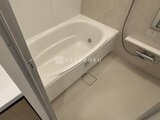 アーバネックス住吉 清潔感のあるユニットバス内部、白い浴槽と床のシャワールーム