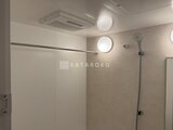 アーバネックス住吉 明るい照明と換気設備が整った浴室