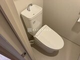 アーバネックス住吉 トイレ内の温水洗浄便座と手洗い付きタンクの様子