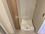 アーバネックス住吉 木目調のドアと洋室が配置された廊下スペース