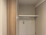 アーバネックス住吉 白い棚と収納スペースが備わった洗面脱衣室