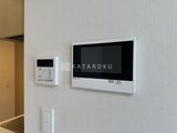 アーバネックス住吉 モニター付きインターフォンと給湯器パネルのある壁面