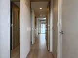 アーバネックス住吉 複数のドア開口がある落ち着いた印象の廊下空間