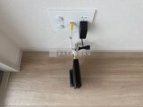 アーバネックス住吉 壁面に設置された2口コンセントと照明スイッチ