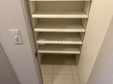 アーバネックス住吉 可動棚付きの明るい玄関収納スペース