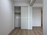 アーバネックス住吉 白い折れ戸の開放的なクローゼットと洋室への入口