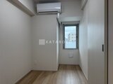 アーバネックス住吉 エアコンと窓を備えた明るい洋室の写真