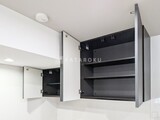 ザ品川イーストレジデンス 開放的な吊り戸棚と収納充実の洗面スペース