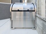 ザ品川イーストレジデンス ゴミ置き場に設置されたステンレス製の分別ゴミ箱