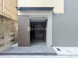 ザ品川イーストレジデンス モダンな外装のエントランスから見た建物の玄関部分