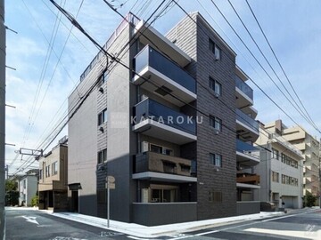 ザ品川イーストレジデンス 角地に建つモダンデザインの建物外観と前面道路の様子