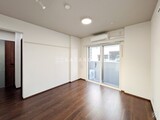 ザ品川イーストレジデンス 明るい採光が入る広めのリビングダイニング空間