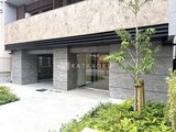 ドゥーエ両国5 モダンな外観のエントランスと緑の庭が調和する入口