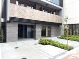 ドゥーエ両国5 モダンな石貼りの外観と開放的なエントランスアプローチ