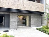 ドゥーエ両国5 石壁とブラック軒天がモダンなエントランス外観