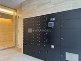 ドゥーエ両国5 エントランスロビーの宅配ボックスと機械式駐車場操作盤