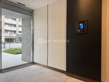 ドゥーエ両国5 エントランスホールから前面道路を望む開放的な空間
