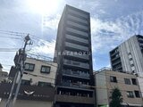 ドゥーエ両国5 周辺の低層建物に囲まれたモダンな高層マンションの外観