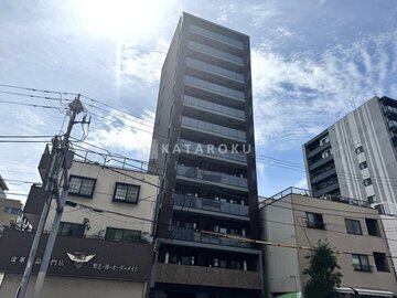 ドゥーエ両国5 周辺の低層建物に囲まれたモダンな高層マンションの外観