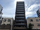 ドゥーエ両国5 前面道路から見た、ダークトーンでまとまったモダンな建物外観