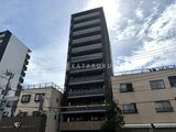 ドゥーエ両国5 周辺建物に囲まれた落ち着いた印象の建物外観