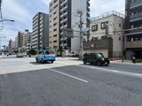 ドゥーエ両国5 前面道路から見た建物と周辺の街並み風景
