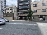 ドゥーエ両国5 前面道路から見た建物エントランスと周辺の街並み