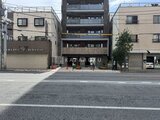 ドゥーエ両国5 前面道路から見た建物外観と街並みの様子