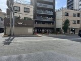 ドゥーエ両国5 前面道路から見た建物の外観と1階店舗入口の様子