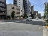 ドゥーエ両国5 前面道路から見た建物と周辺街並み
