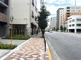 ドゥーエ両国5 前面道路から見た建物と周辺街並みの様子