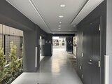 ドゥーエ両国5 モダンな色調でまとめた共用廊下から外部へ抜ける様子