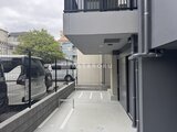 ドゥーエ両国5 専用庭スペースと駐車場が隣接した開放的なエントランス前の様子