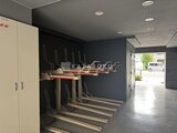 ドゥーエ両国5 自転車置き場と収納が整理された共用部の様子