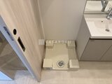 ドゥーエ両国5 洗面台とトイレが配置された清潔感のある洗面所