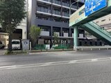 ザ・パークハビオSOHO高田馬場テラス 前面道路から見たモダンな建物外観と周辺環境