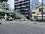 ザ・パークハビオSOHO高田馬場テラス 駐車場から見た建物正面と周辺の街並みの様子